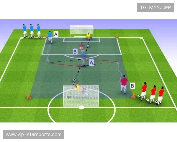 中场球员进行“转身传球”专项练习，拨开防线成为主题