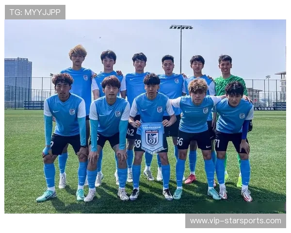 球员在比赛中凭借关键抢断逆转比赛局势，足球比赛时将球员